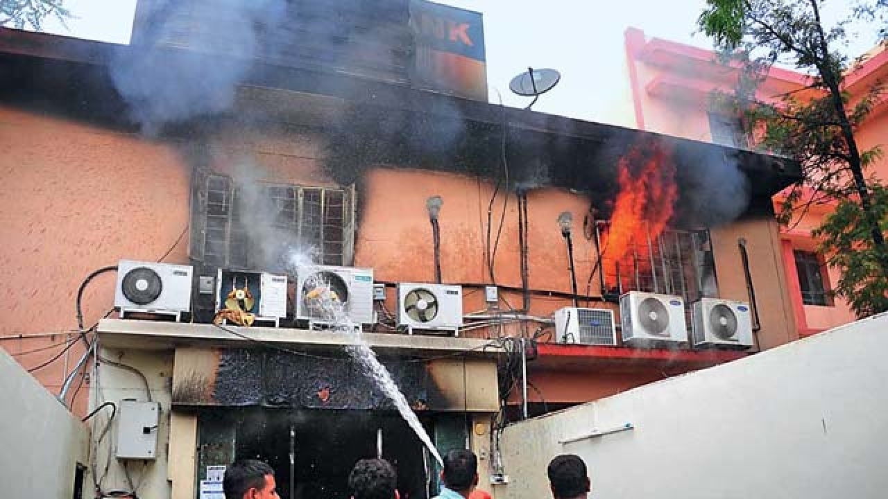 Fire engulfs bank in Vaishali Nagar