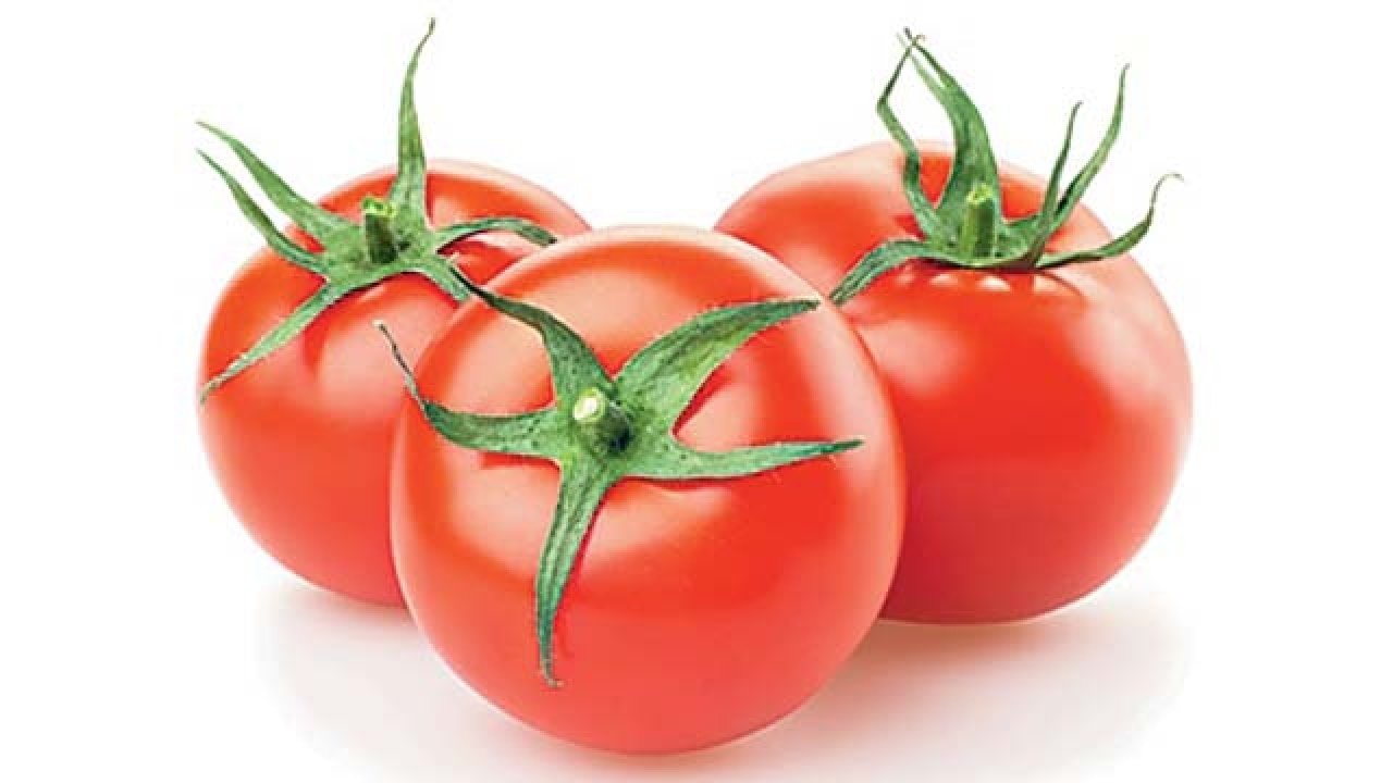 Take your pick: Tomato prices at par with the king of fruits
