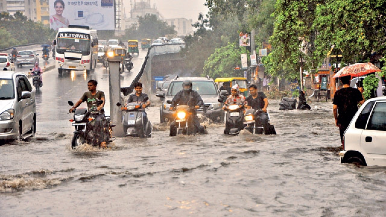 2 inch rain in 3 hrs brings traffic to a halt