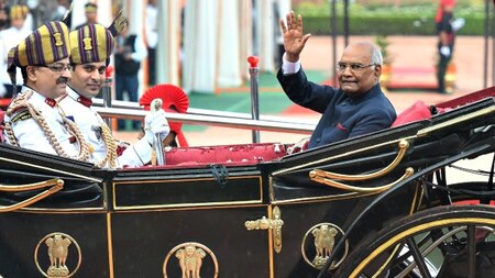 President waves from horse-drawn carriage