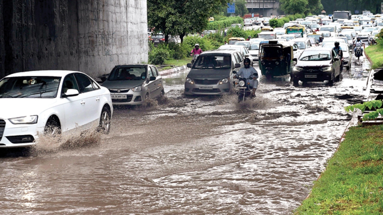 Heavy rains cool city but choke roads