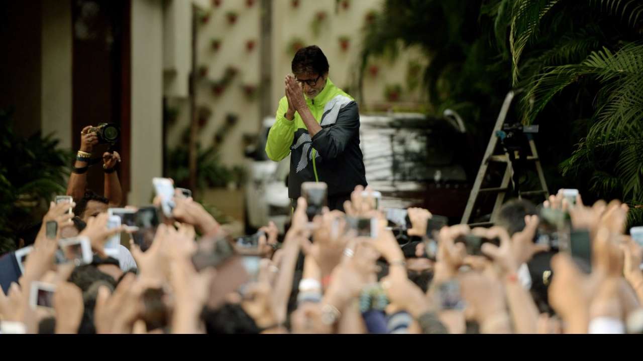 Amitabh Bachchan greets nation on Twitter