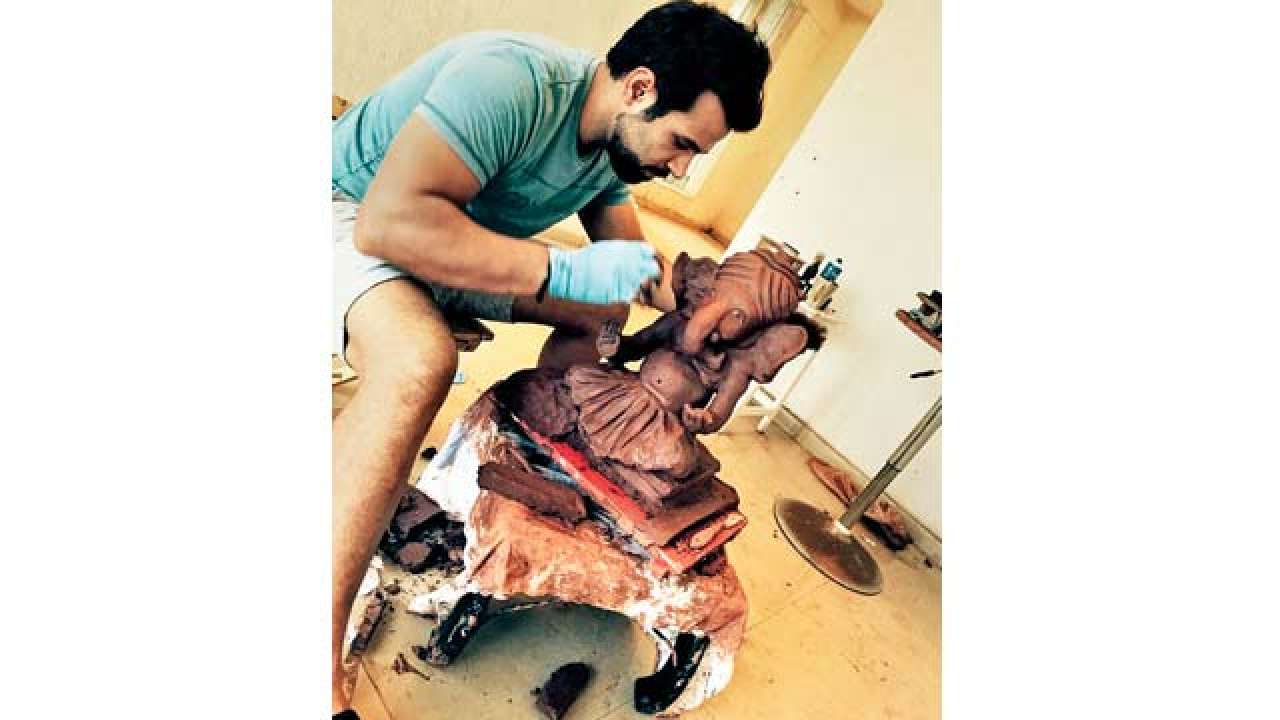 Rithvik Dhanjani carves his own Ganpati idol