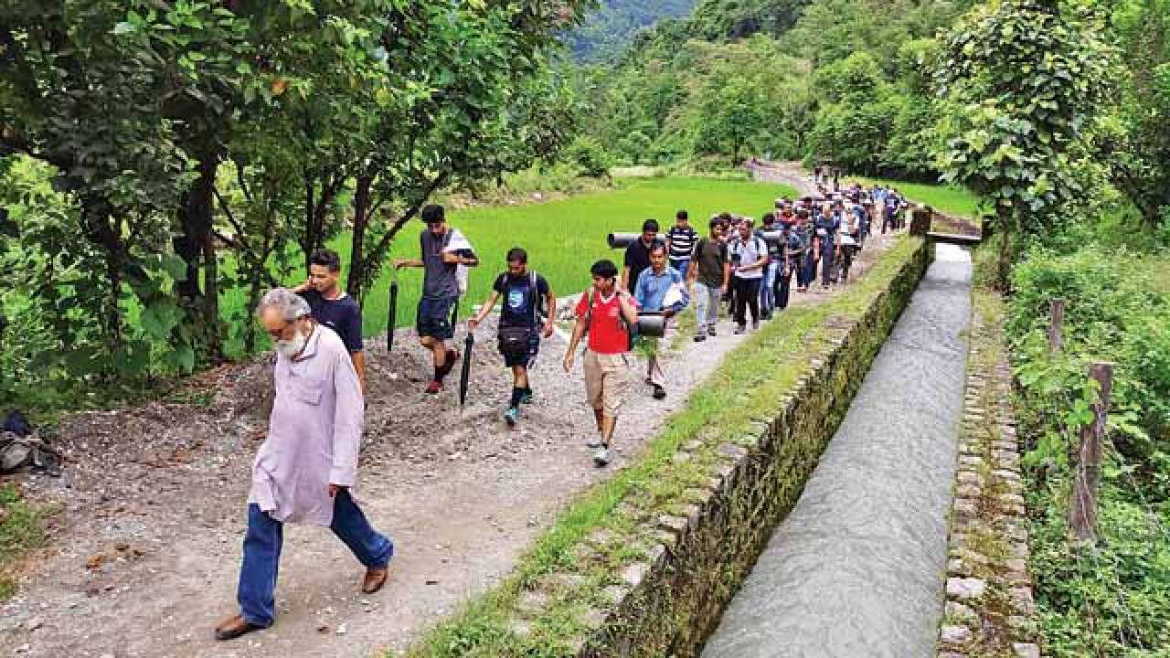 Professor Anil Gupta with IIMA students during a Shodh Yatra (Picture Credits: DNAIndia)