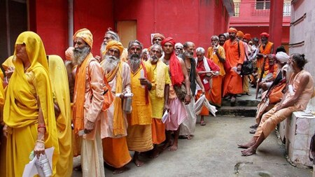 Sadhus stand in long queues for darshan