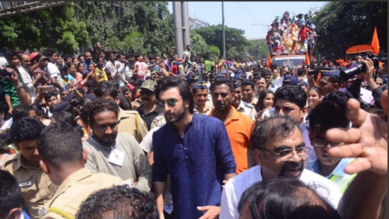 RK Studios' Ganpati Last Visarjan: Ranbir, Rishi, Randir, Rajiv Kapoor Bid  Goodbye To Elephant God