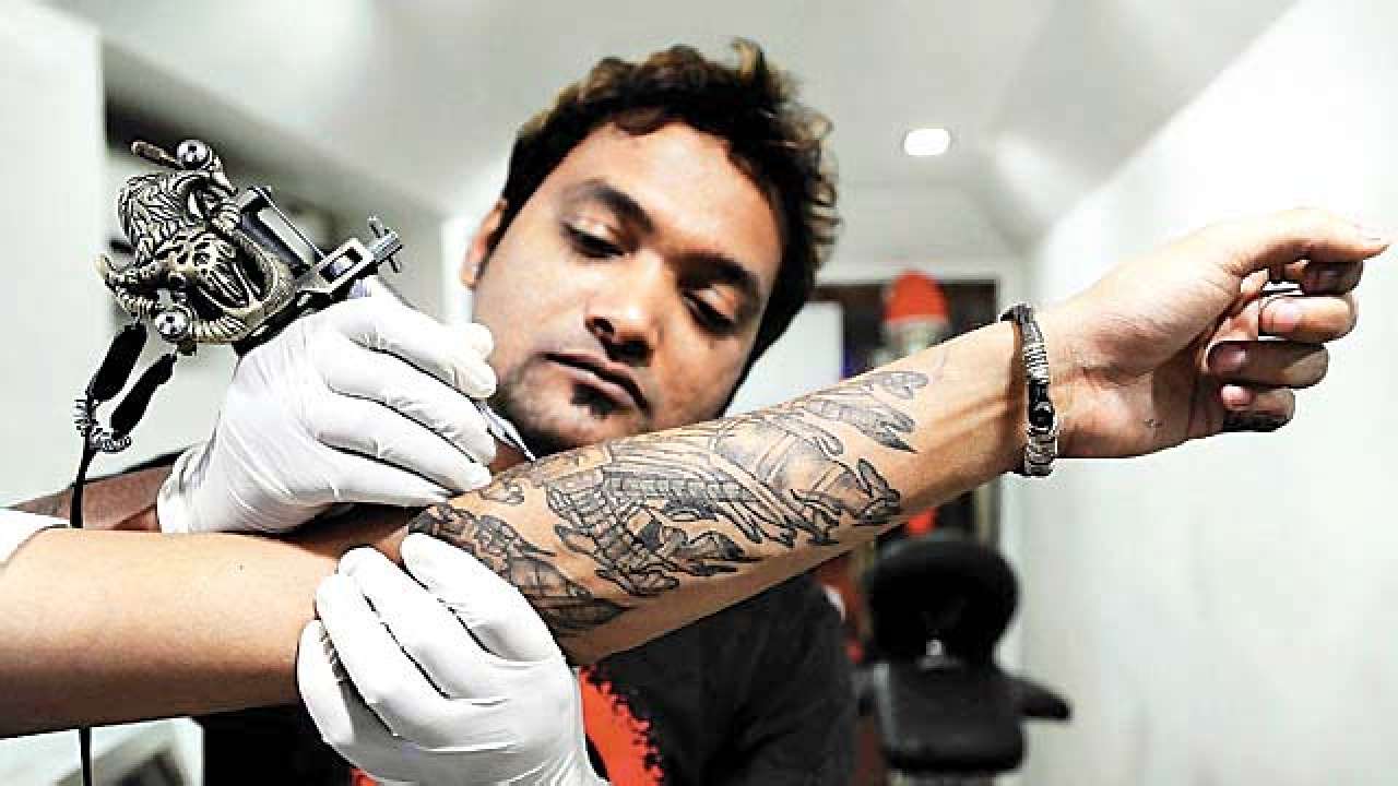 आपक शरर पर इस जगह ह टटनह मलग य सरकर नकरय जन पर  नयम Government jobs can not get if tattoo on your body know the complete  rules  India TV Hindi