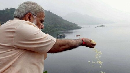 PM Modi offers paryers to river Narmada