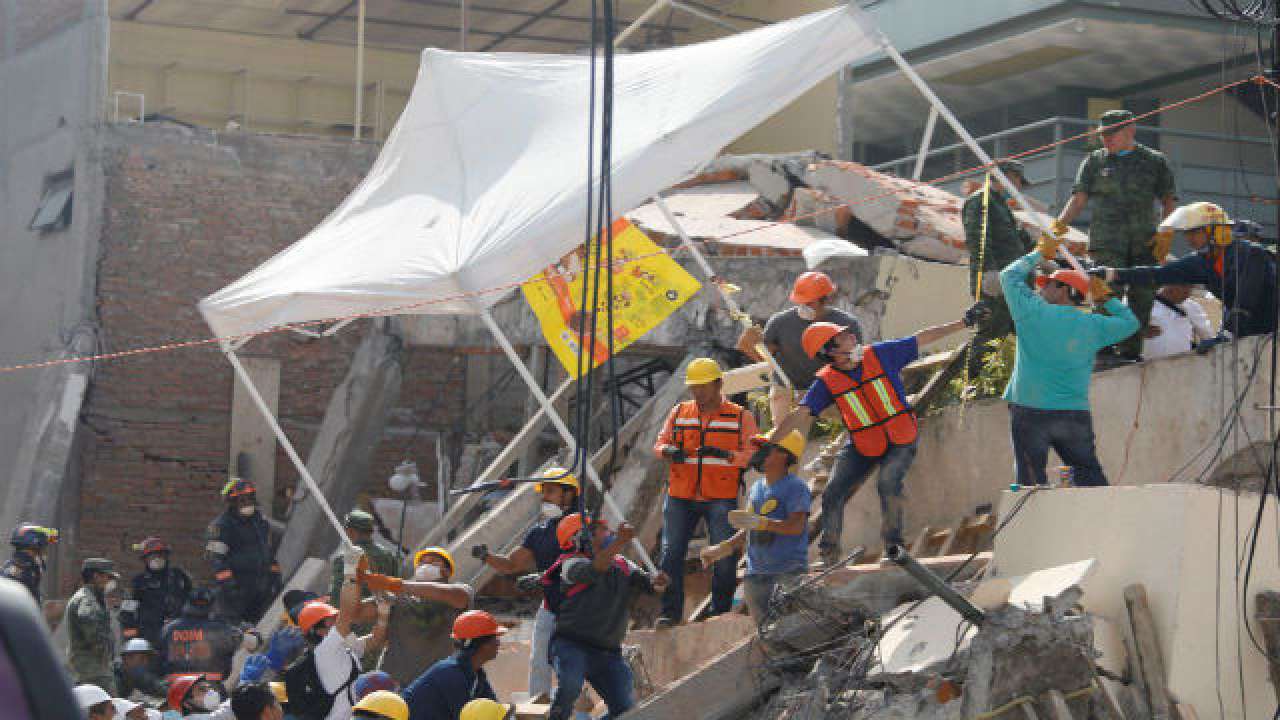 Mexico earthquake: Rescuers search for survivors against increasing odds