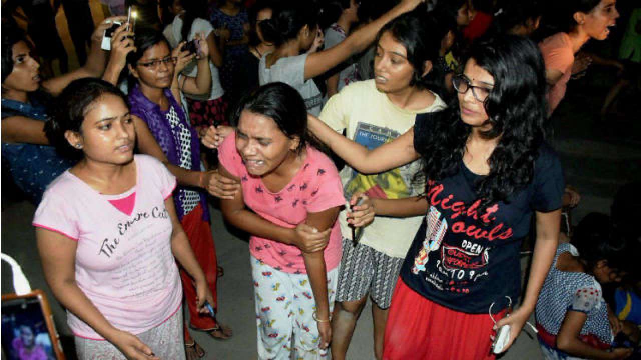 BHU protest turns violent, UP police lathicharge girl students