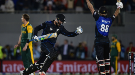 Daniel Vettori (L) and Grant Elliot (R) rejoice post the historic win over South Africa at Auckland