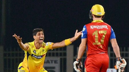 Ashish Nehra successfully appeals for AB De Villiers' wicket