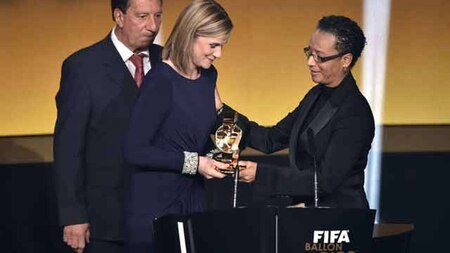 Jill Ellis receives Coach of the Year for Women’s Football