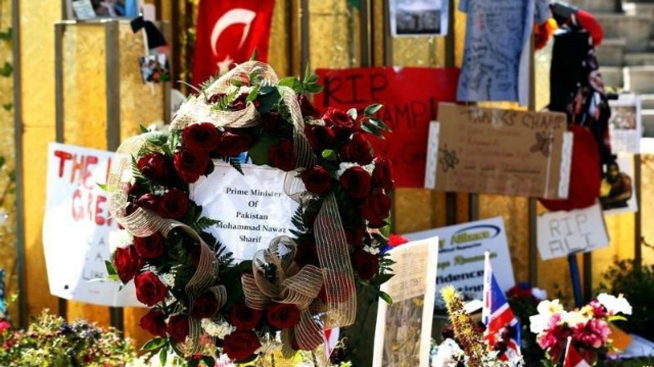 A wreath signed from Pakistani Prime Minister Mohammad Nawaz Sharif