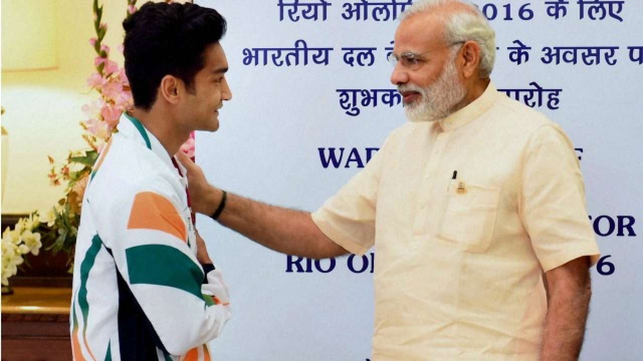 Boxer Shiv Thapa and Narendra Modi