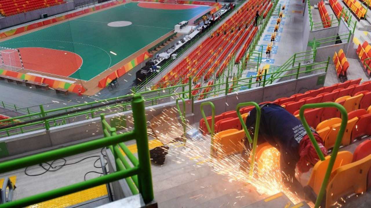 Final touch at the handball court