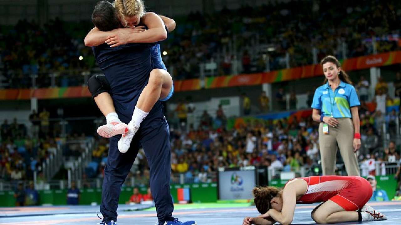 Helen Maroulis and Saori Yoshida (in red)
