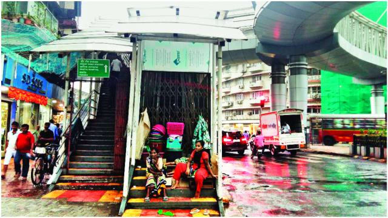 Dismantle skywalk escalator, demand Nana Chowk citizens