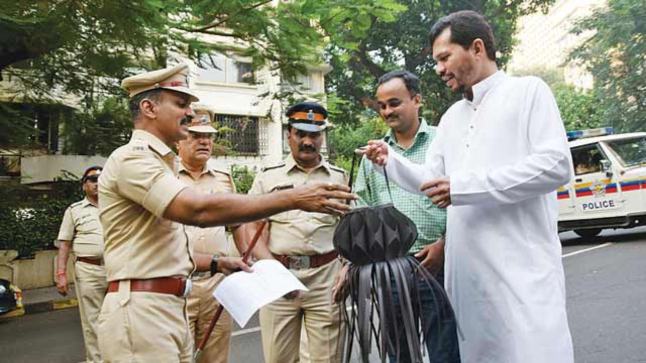 MLC protests teacher's removal, gifts black lantern to CM