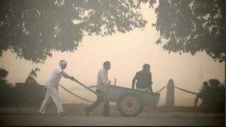 Smoggy morning in New Delhi