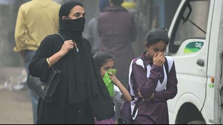 Smog cover continues in Delhi