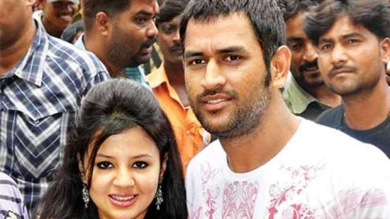 Watch: Perfect family man MS Dhoni celebrates Sakshi's birthday in the most  adorable way