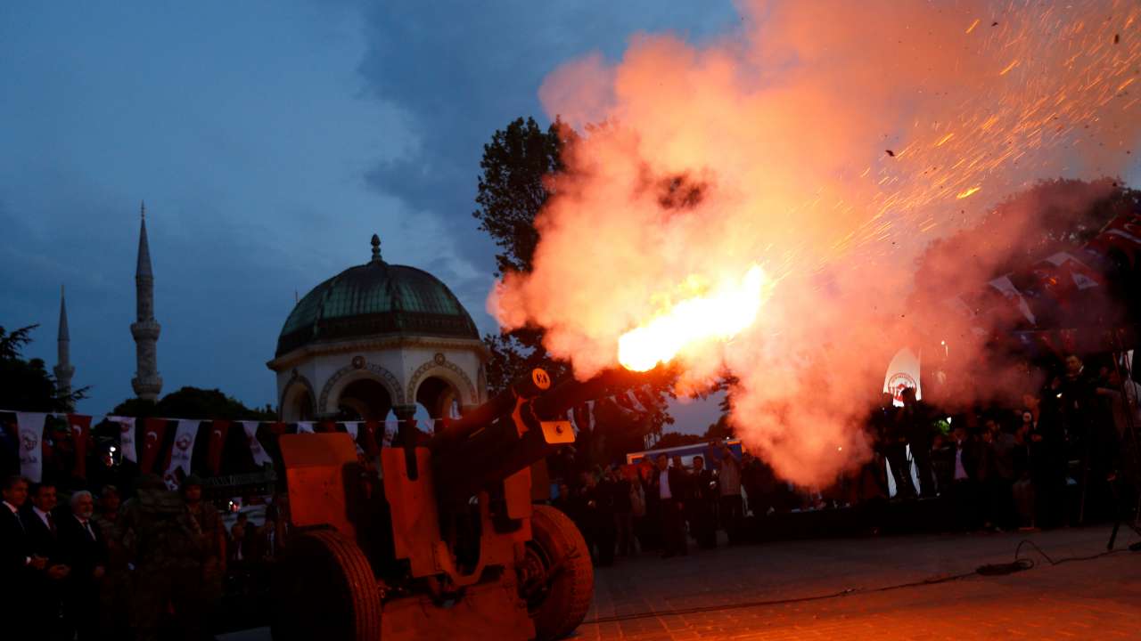 Cannon fires ceremonial shot to start iftar