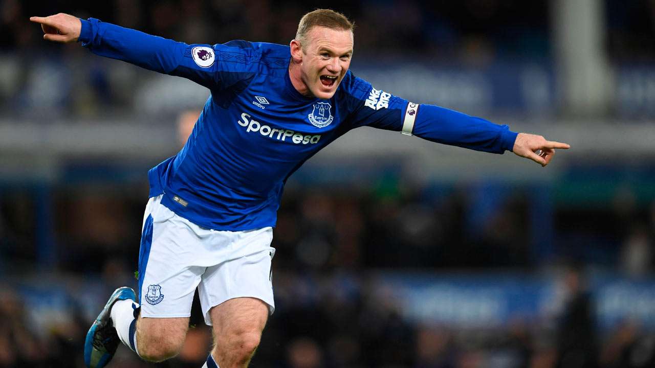 Premier League: Wayne Rooney's penalty gives Everton point against