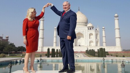PM Netanyahu and his wife Sara pose for picture during a visit to Taj Mahal