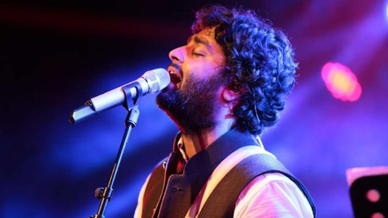 Arjit Singh Sex Video - WATCH: This old video of Arijit Singh losing his cool in the middle of his  performance at a concert is going viral!