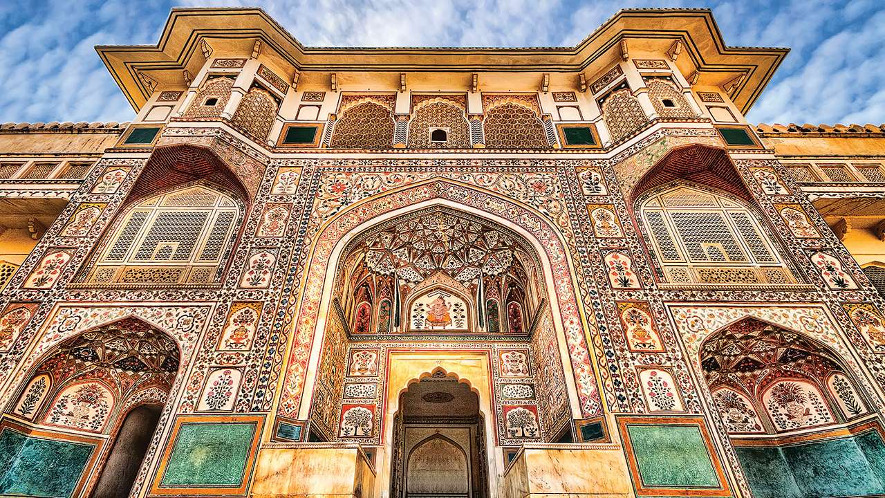 Amer Fort combines Rajput-Mughal architecture