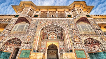Amer Fort combines Rajput-Mughal architecture