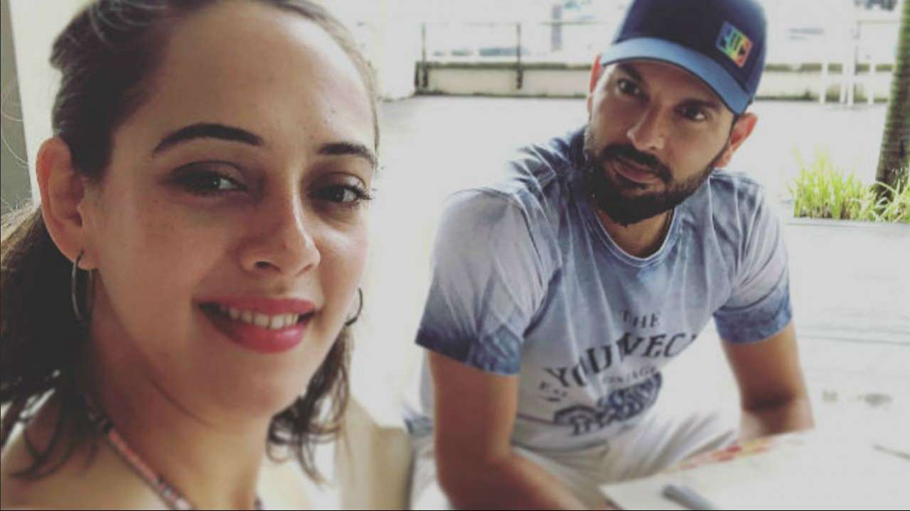 Check out | Yuvraj Singh photobombs wife Hazel Keech’s selfie and makes ...