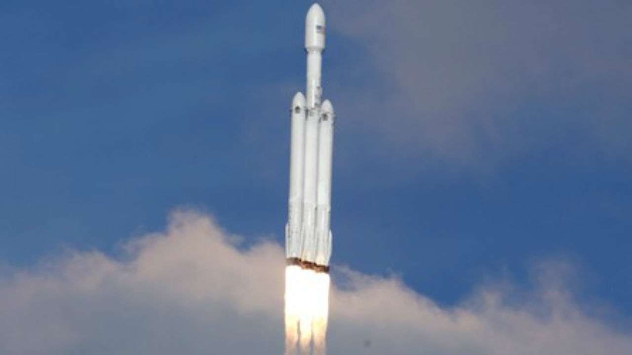 Spacexs Falcon Heavy These Pictures Of Worlds Largest Rocket Launch