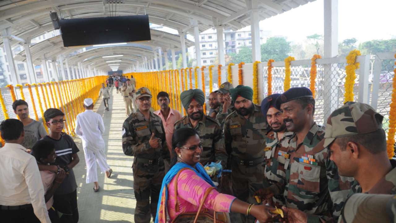 Civilians thank Army