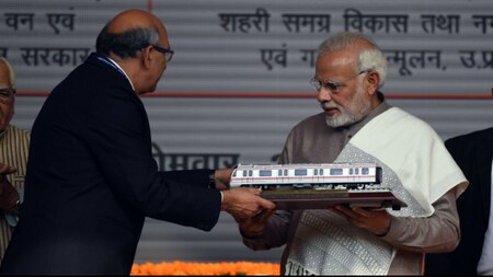 Delhi Metro Chairman presents a momento to PM Modi