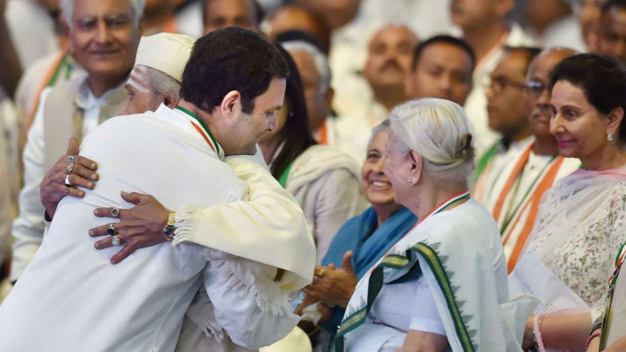 Rahul Gandhi hugs a freedom fighter