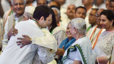 Rahul Gandhi hugs a freedom fighter