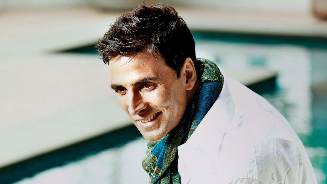 Akshay Kumar gets a bag full of gifts from team 'Gold', here's why Akshay Kumar gets a bag full of gifts from team 'Gold', here's why