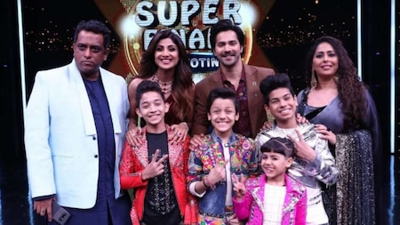 Varun poses with the Top 4 contestants and the Super Judges
