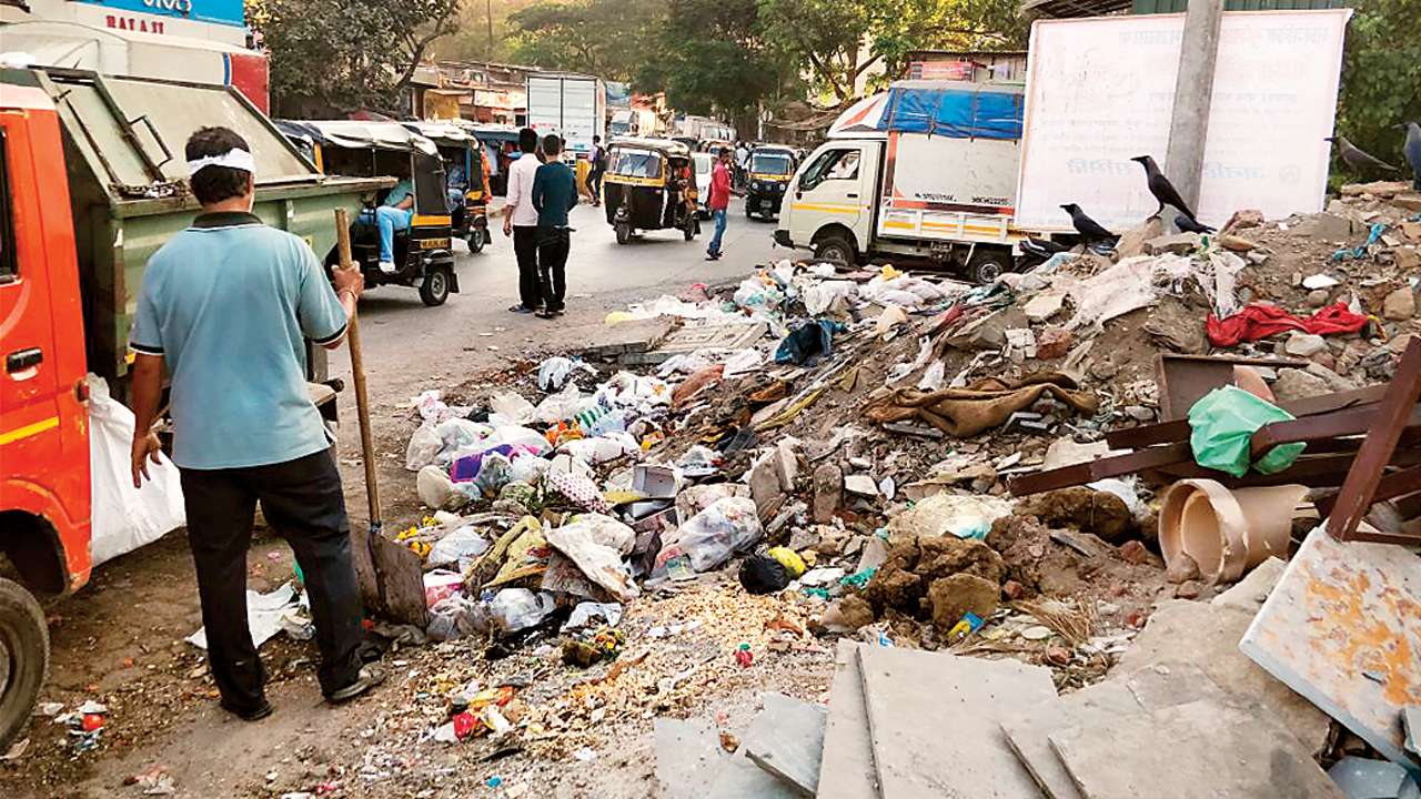 Open garbage dump adds to traffic woes of Kandivali locals