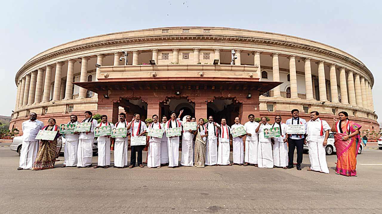 Tamil Nadu parties steps up pressure on Centre to set up Cauvery ...