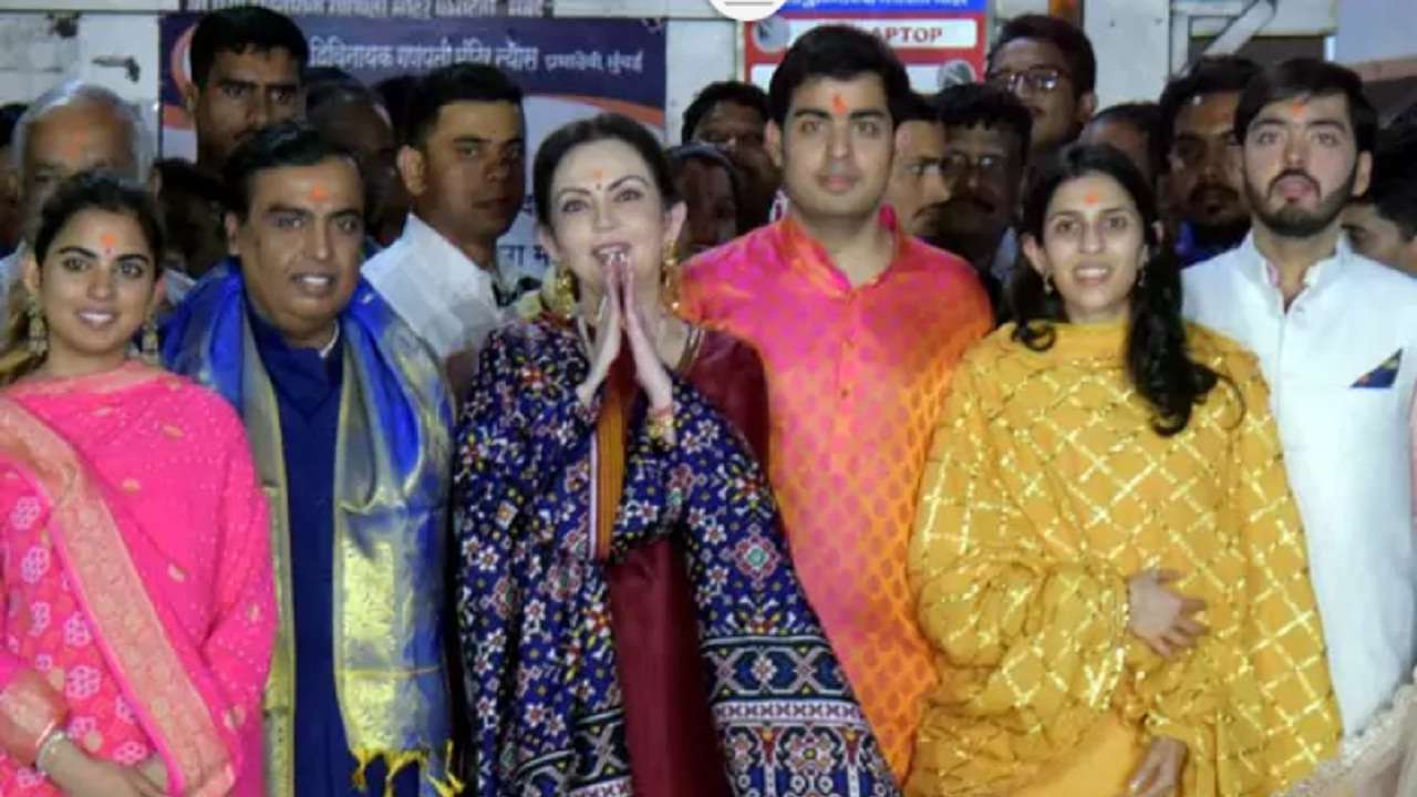 Akash Ambani visits Siddhivinayak temple with family and fiancee Shloka  Mehta