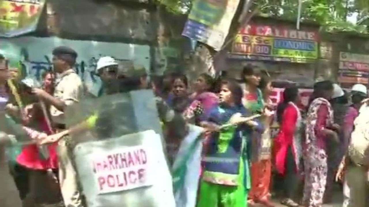 Scuffle between protesters and Police in Ranchi