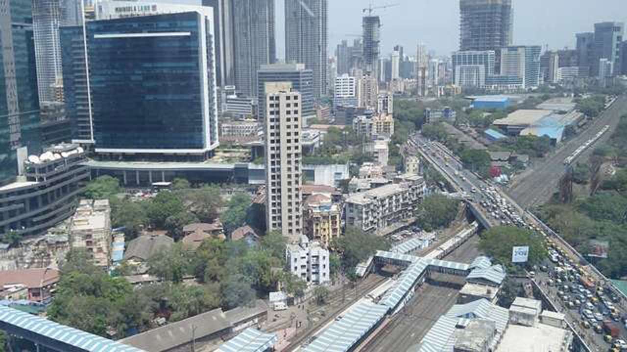 Life in Mumbai continues normally despite India coming to a halt on