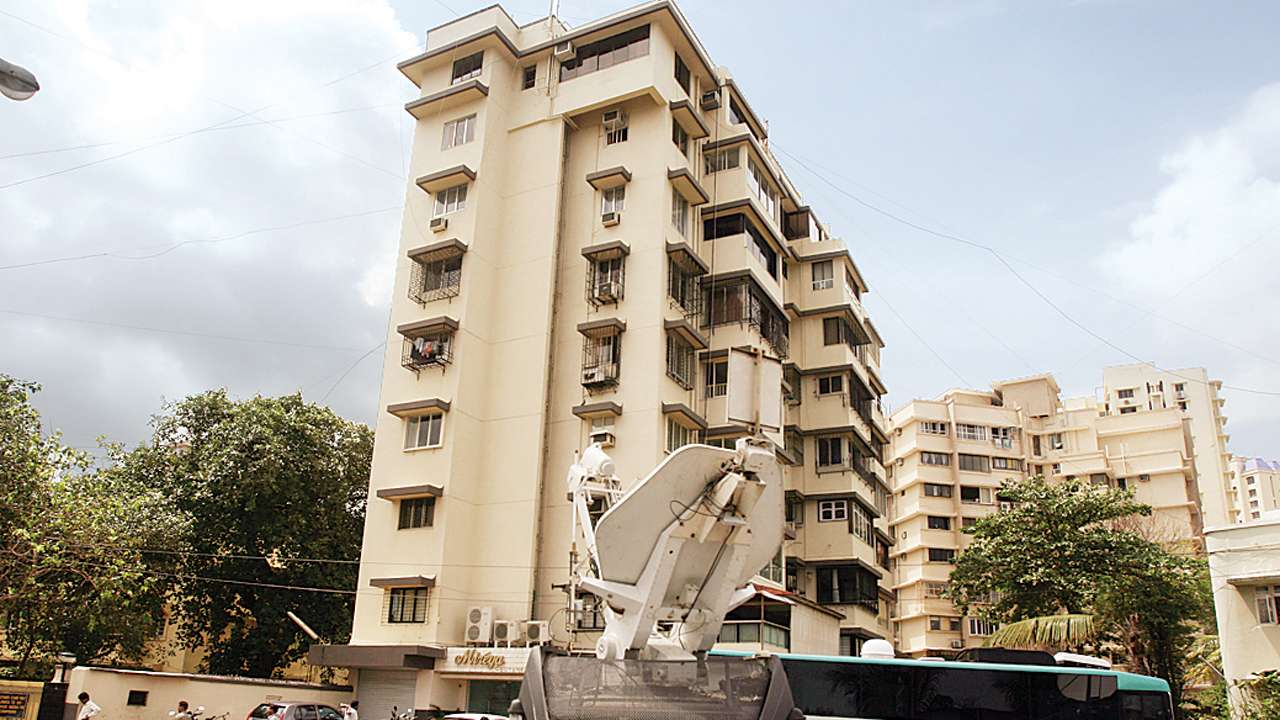 Fan climbs wall of Galaxy apartment to meet Salman Khan