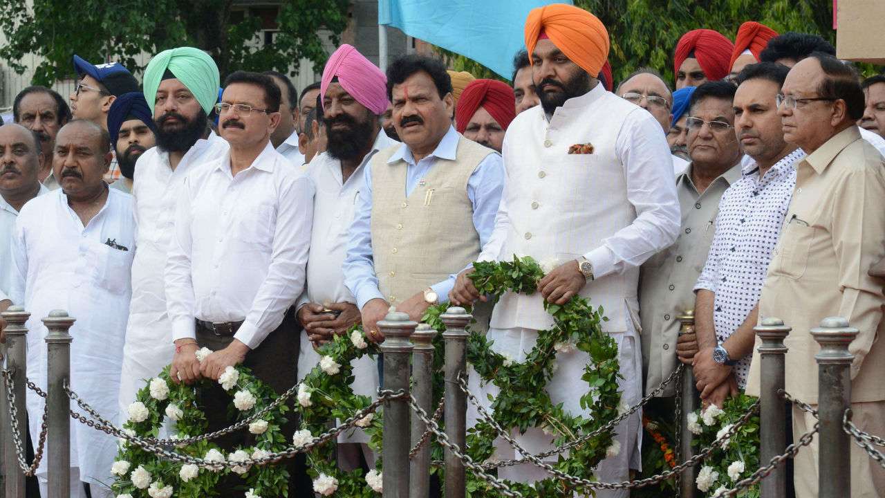 Nation pay tribute to martyrs of Jallianwala Bagh Massacre