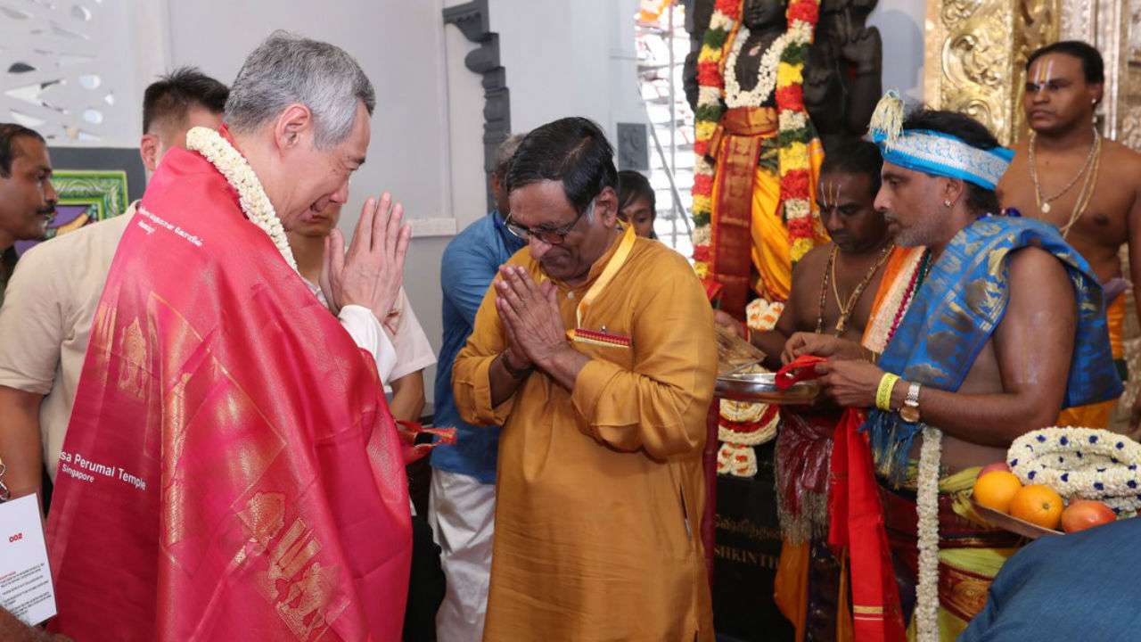 Singapore Pm Lee Hsien Loong Leads 40 000 Devotees In Hindu Temple Reconsecration Ceremony