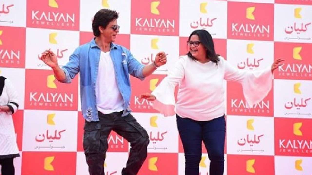 Shah Rukh entertains dances with his fans on stage