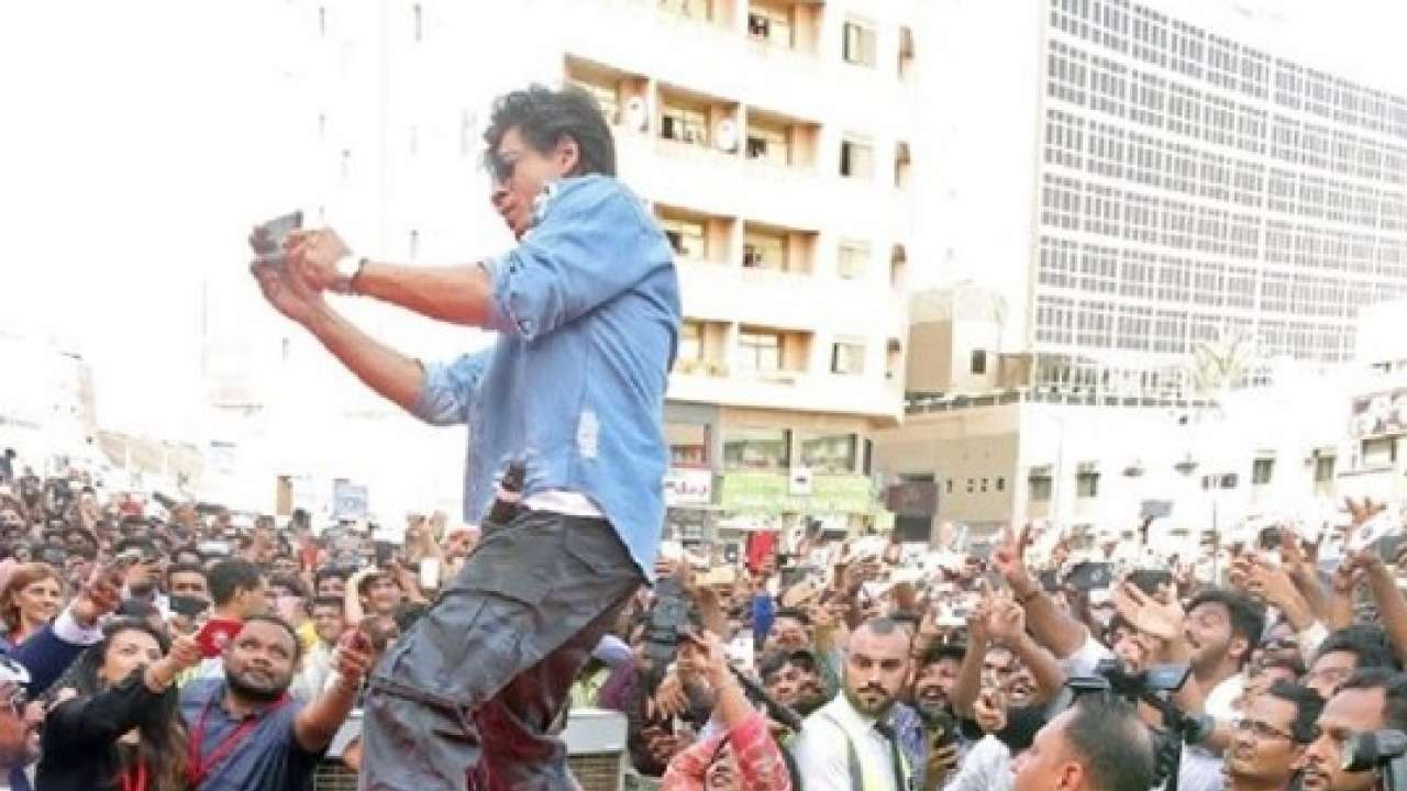 Shah Rukh took selfies with fans